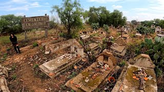 🇲🇽Encontramos CEMENTERIO ABANDONADO en JALISCO de MÁS de 100 AÑOS todas las TUMBAS están habiertas 