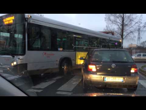Rond-point de Bricoman à Aulnay-sous-Bois lamentablement bloqué par deux bus