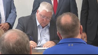 Morrisey signs private contractor benefits bill in Elkins