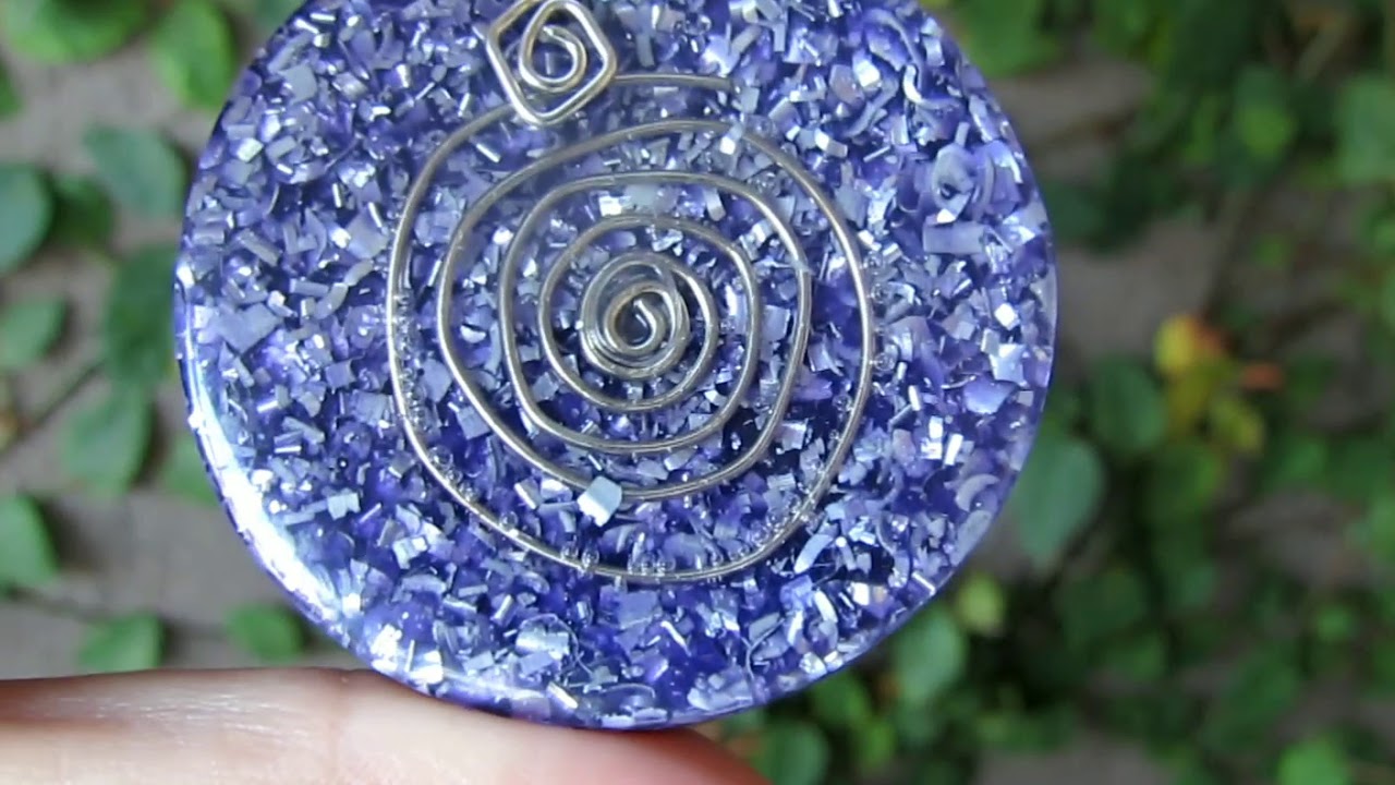 Colar de Orgonite Medalhão G com Ametistas