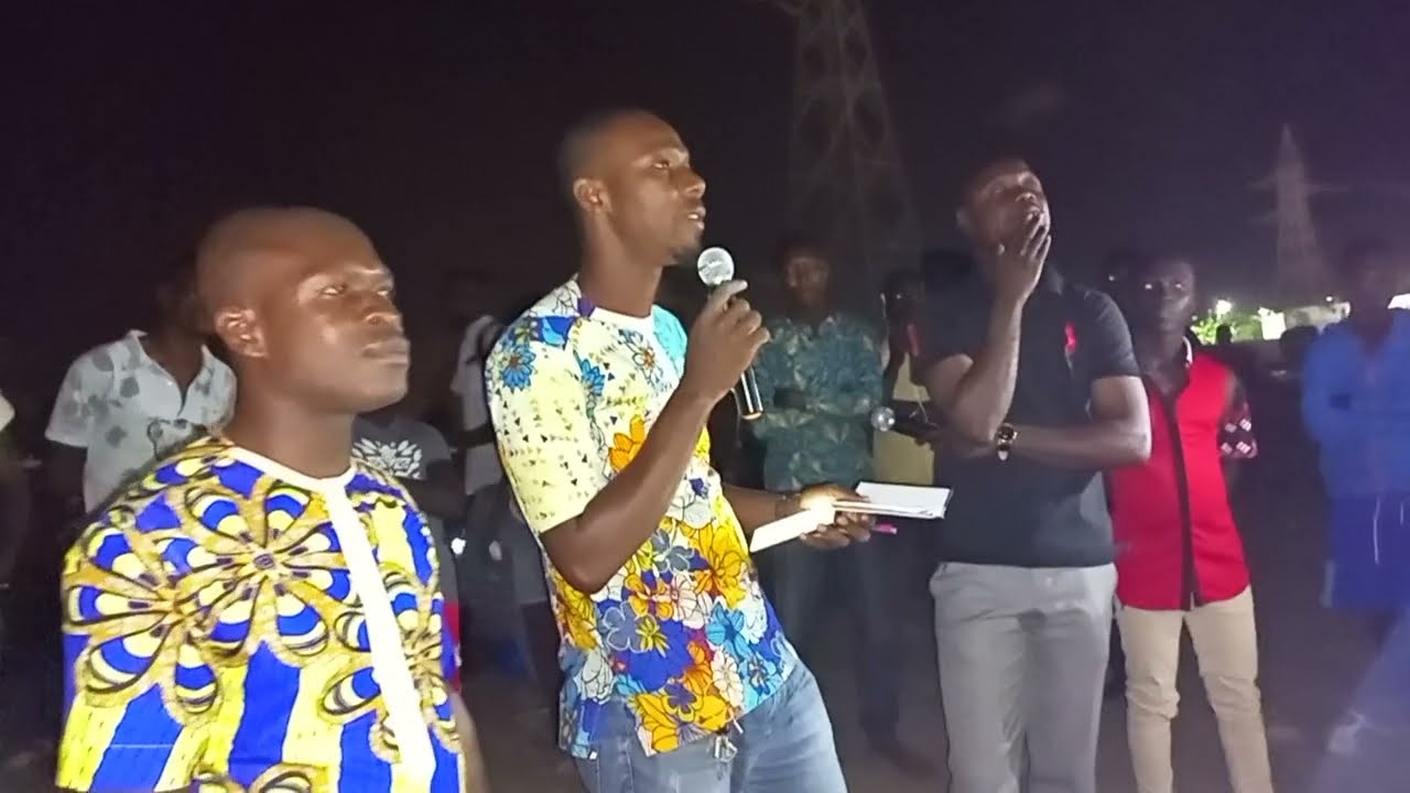 Aston enseigne un groupe de Chrétiens