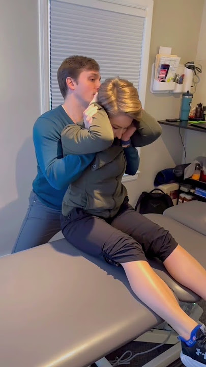 #Chiropractor adjusts Physical Therapist thoracic spine #shorts