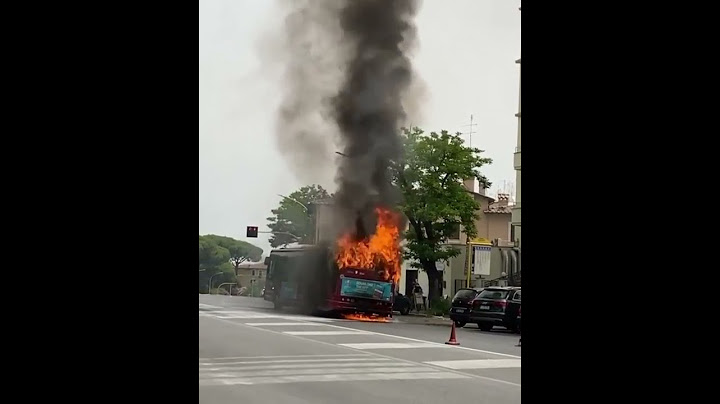 Ci risiamo! Ennesimo autobus Atac avvolto dalle fiamme   Video