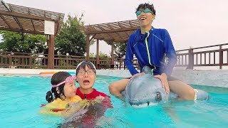 宝蓝玩水上樂園滑梯游泳挑戰賽！親子互動遊戲