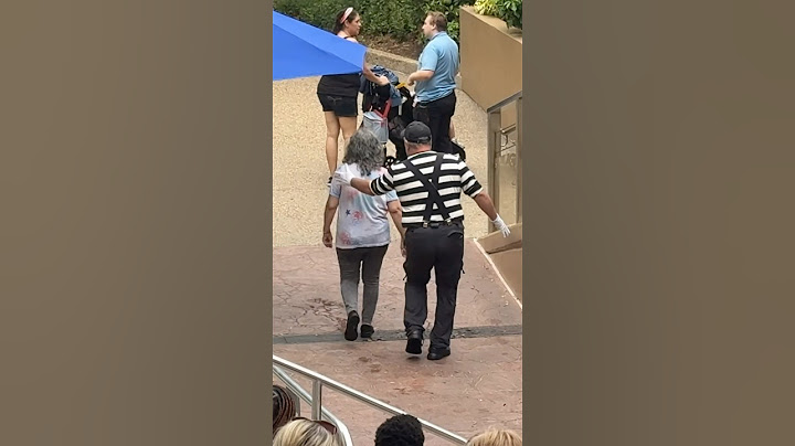 She didn’t expect him behind her 😆 Tom mime Seaworld comedy #seaworldmime #tomthemime #funny