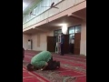 ههه ماهو بصاحي يسلم وهو يصلي
