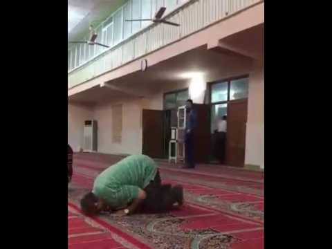 ههه ماهو بصاحي يسلم وهو يصلي