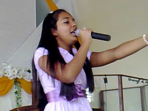 Michelle cantando "Ungido" e "Pela F"