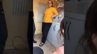 Serçe Parmağının Yerini Şaşıran Küçük Kız