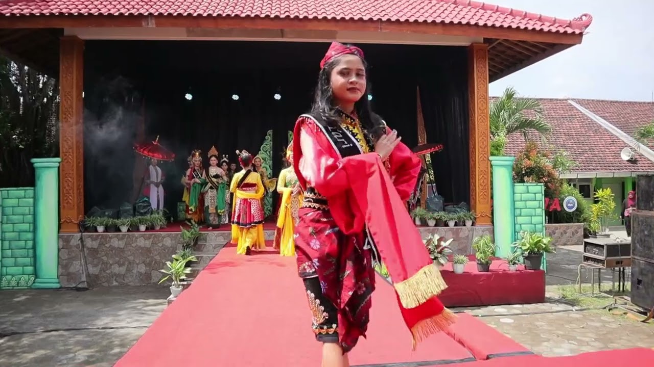 PAGELARAN SENI SPADA 46 (FASHION SHOW KOSTUM TARI TRADISIONAL)