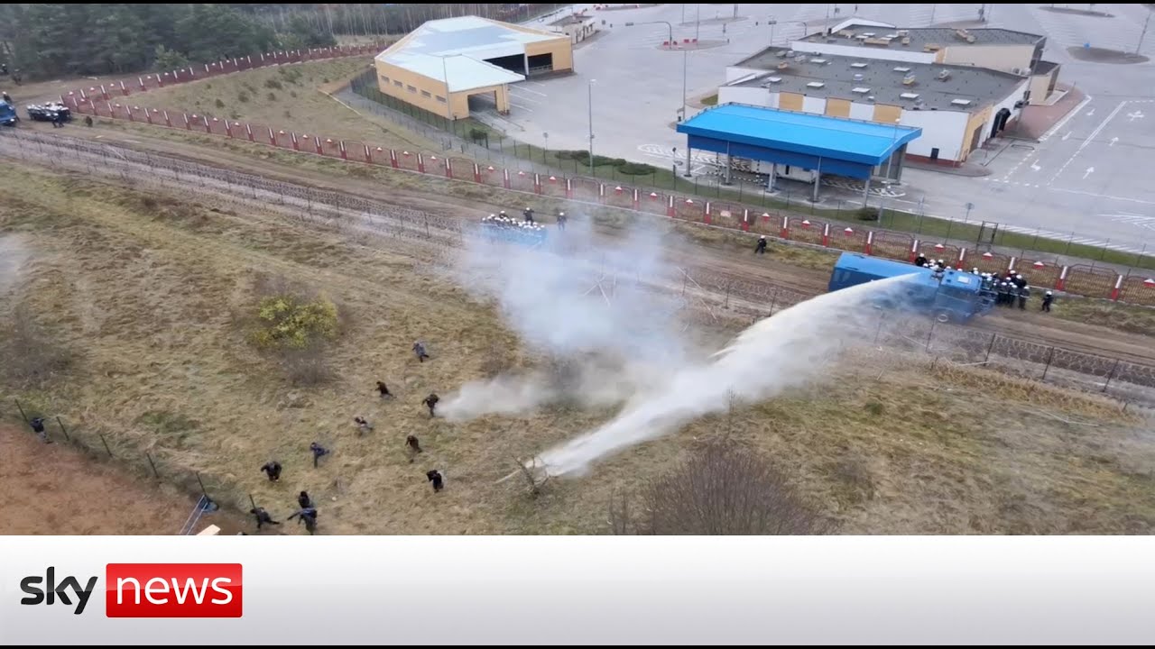 Poland-Belarus border: Border forces use water cannon on migrants - YouTube