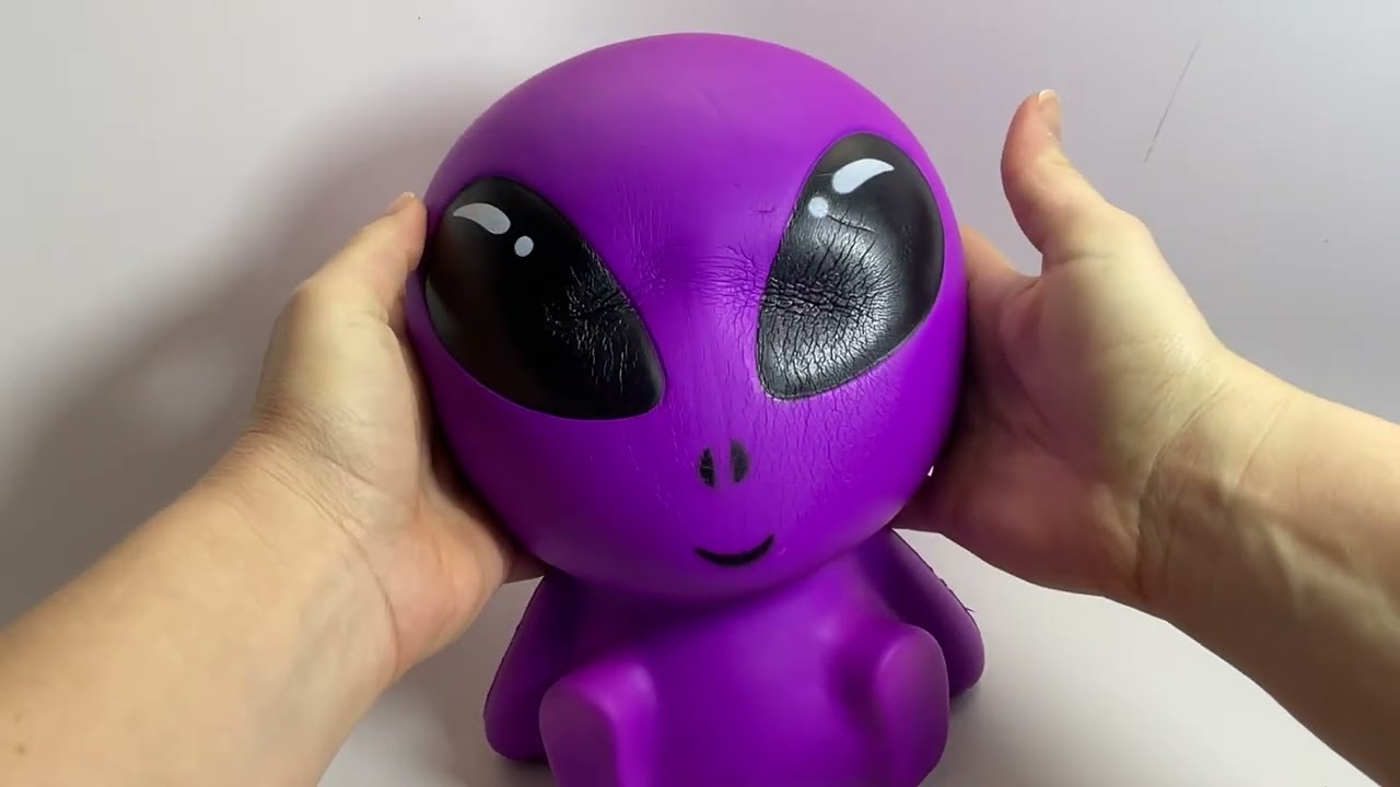 Jumbo alien slow rise squishy fidget toy