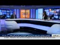   على المباشر في استديو قناة النهار هاوي جمع الصور يهدي العلم الوطني لمقدمة الأخبار