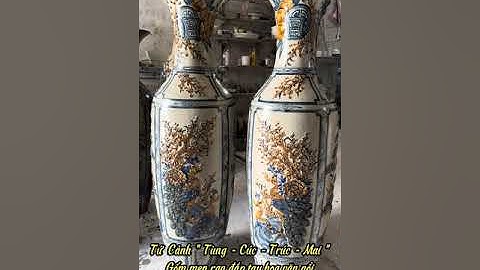 Trên tay cặp Lộc Bình Tứ Cảnh " Tùng Cúc Trúc Mai "- Gốm men rạn đắp nổi tại Vua Lộc Bình