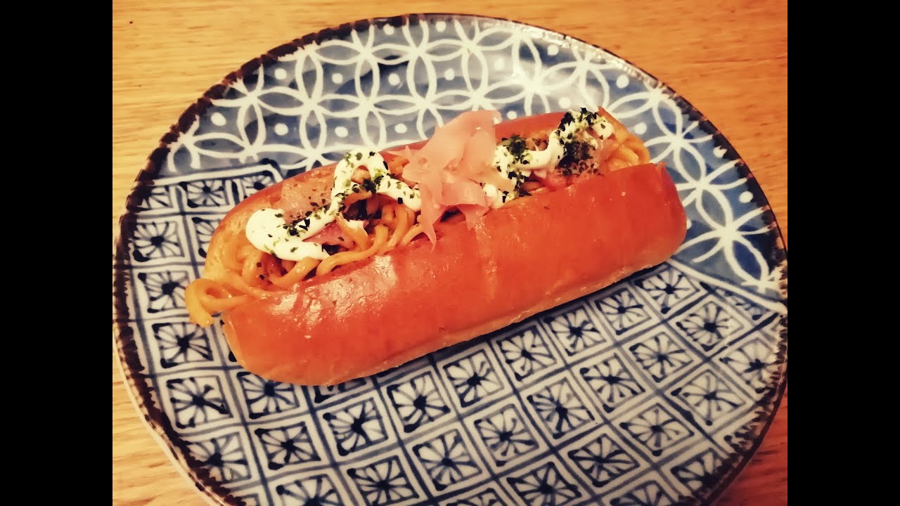 焼きそばパン ヤケクソか!?】ローソンの「メガ焼きそばパン」の焼きそばが多すぎて