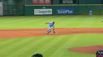 TEX@HOU: Gattis reaches on error, Tucker scores