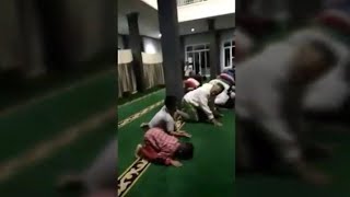 Video Lucu Jahil Saat Shalat Taraweh Kepala Kena Jitak