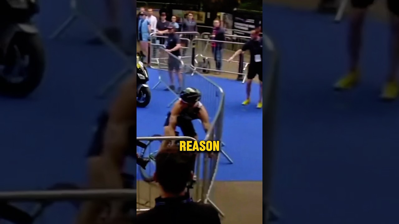 Официальные лица заблокировали этого триатлониста посреди гонки (@worldtriathlon)