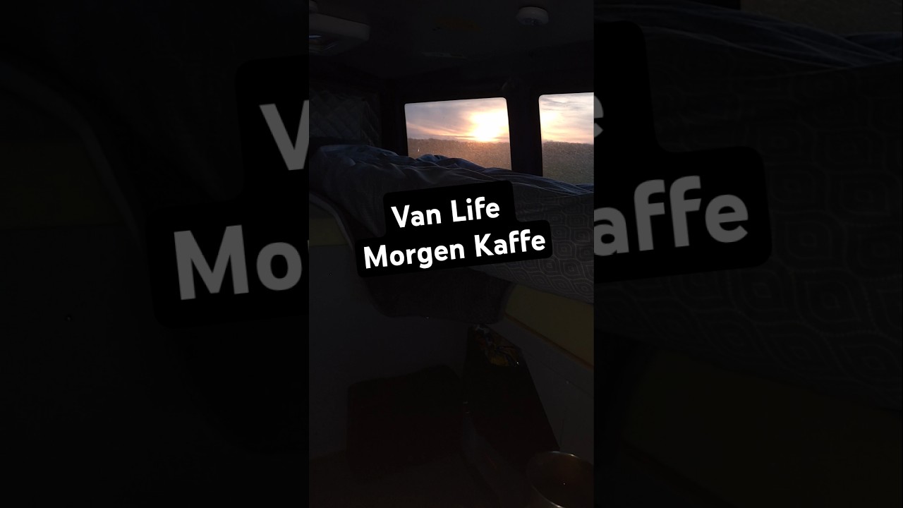 Morgen kaffe i min camper van til smuk solopgang