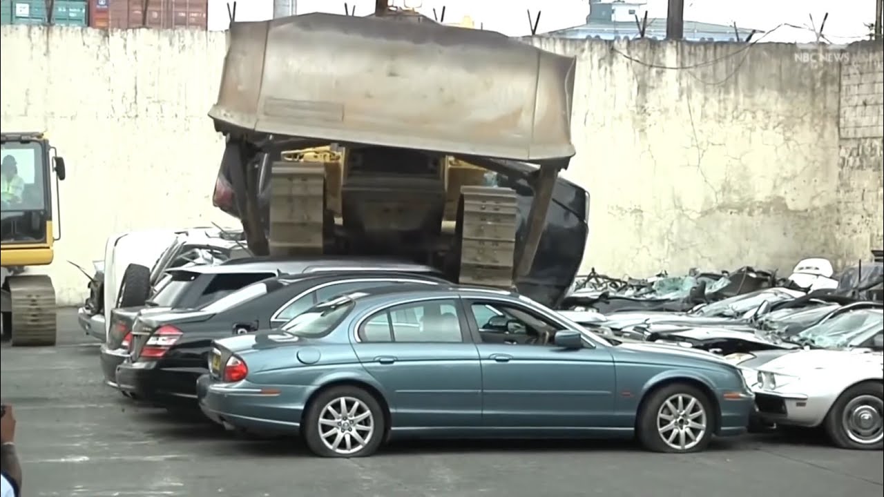 Incredible experience video. Extremely powerful excavator destroying luxury cars - Incredible