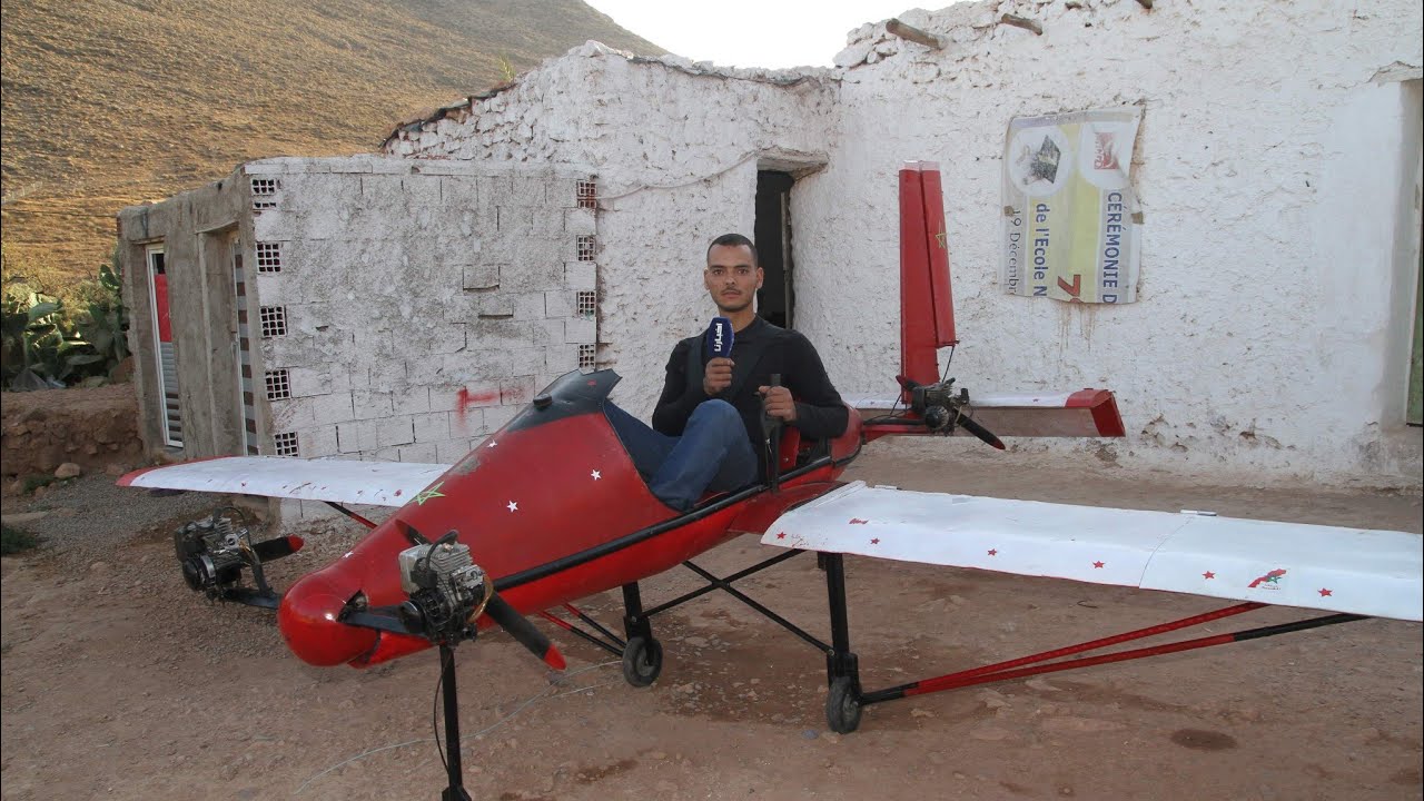 شاب قروي يصنع طائرة ويطالب المسؤولين بتوفير مكان لتجريبها والتحليق بها