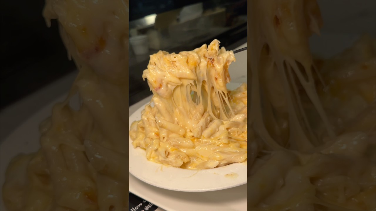 The CLASSIC MAC & CHEESE from Jacob’s Pickles in Brooklyn, NYC! 🧀 Don’t mind if we do! #DEVOURPOWER