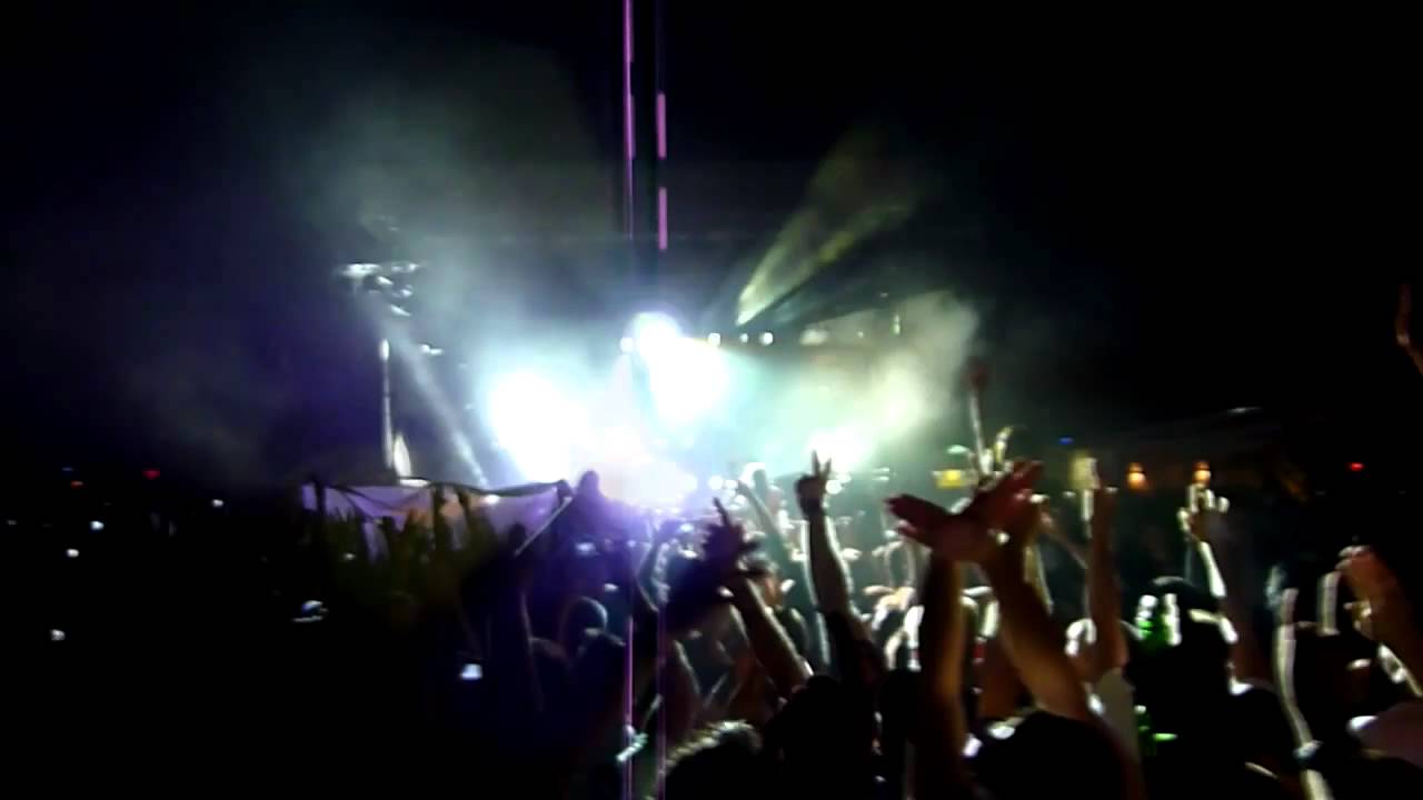 Tiesto @ Cacao Beach 2011 ( Delerium -- Silence (W&W vs. Jonas Stenberg Remix)  )