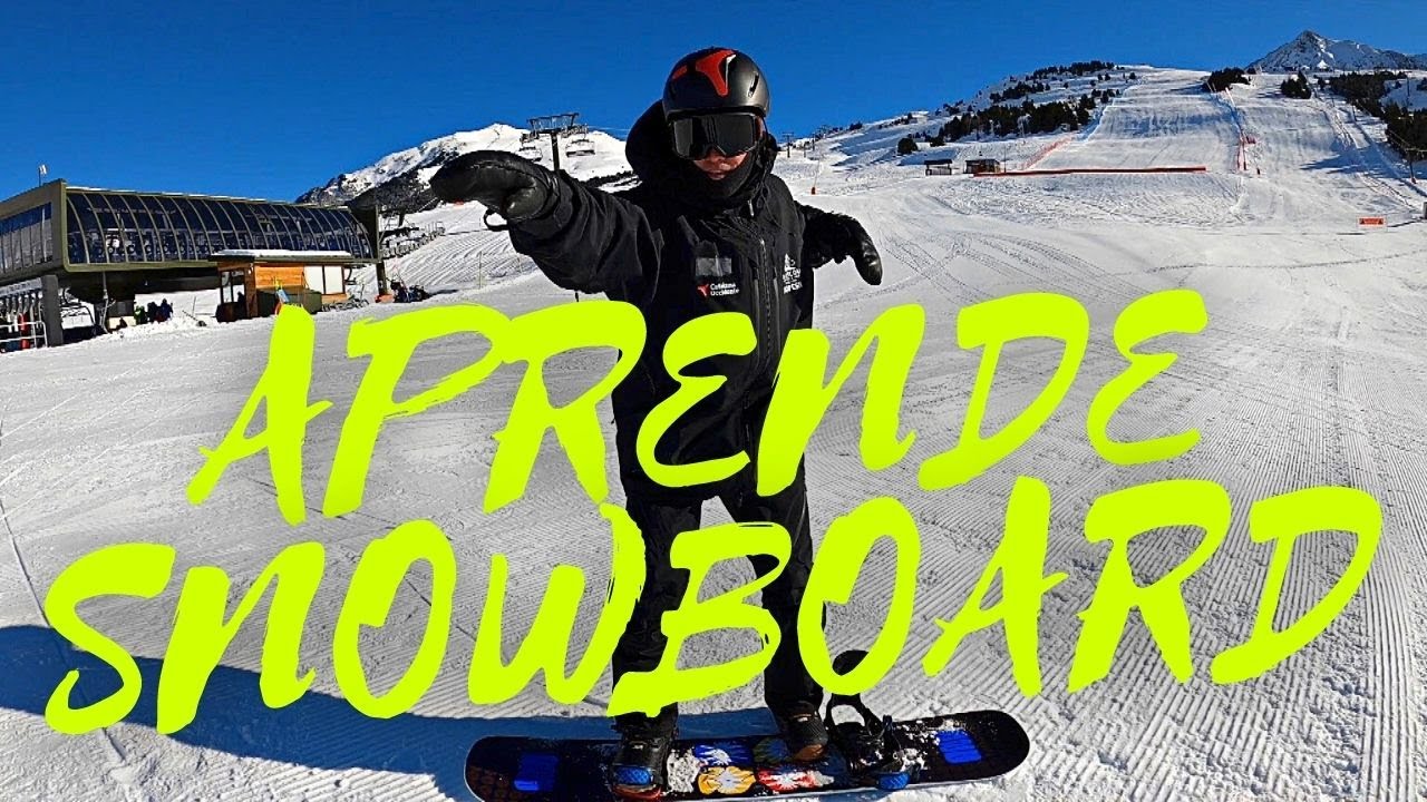 Hermosa joven con traje de esquí azul y casco en la cabeza hay gafas para hacer snowboard paisaje montañoso cubierto de nieve retrato de un jinete así es como se ve la felicidad