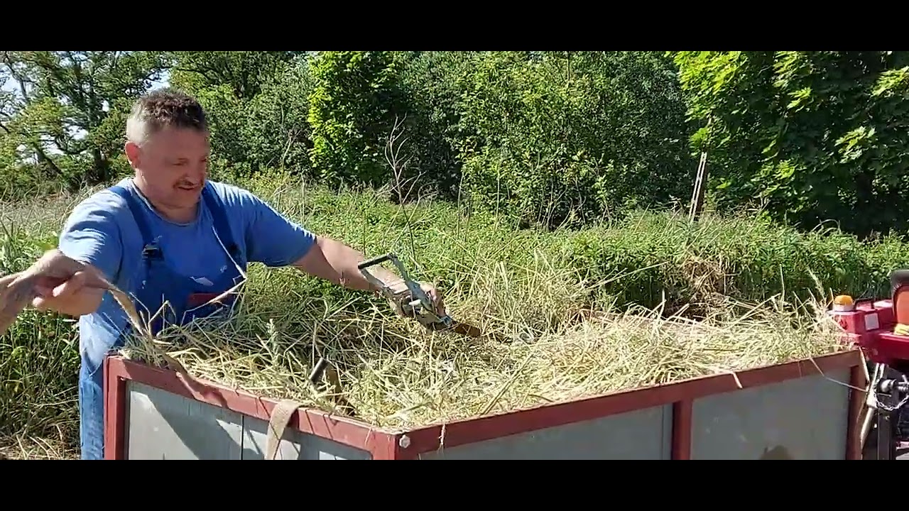 Ręczne prasowanie siana