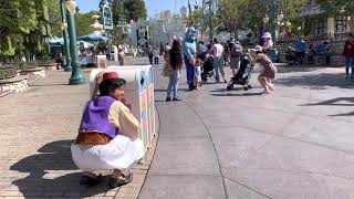 Aladdin hiding to scare Genie! // Disneyland