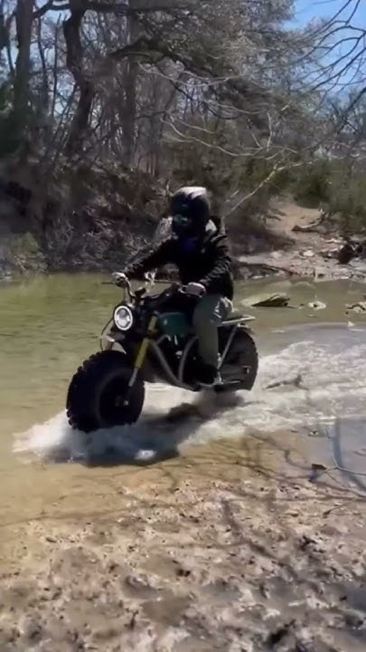 Moto elétrica offroad que anda no gelo