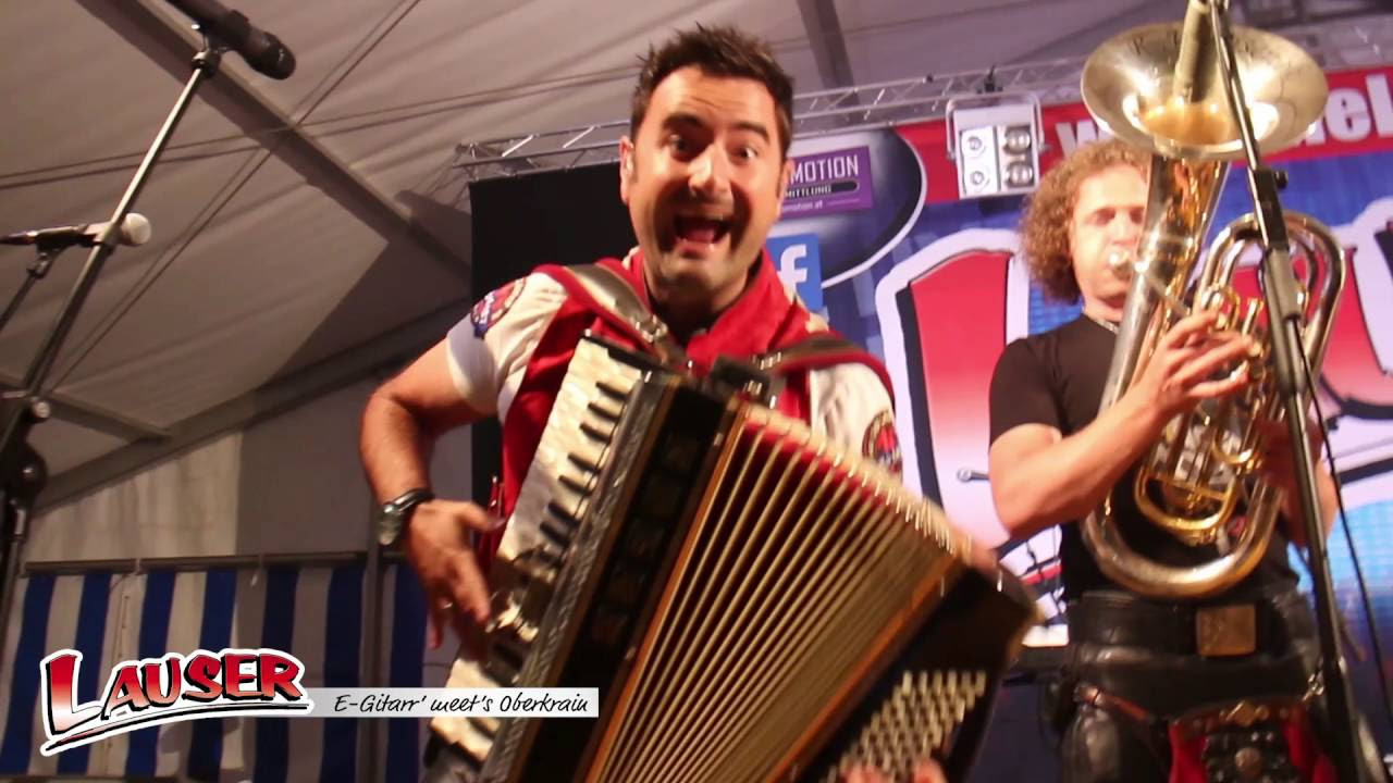 Claudia Hinker spielt „Ich hör so gern Harmonika“ gemeinsam mit „Die Lauser“ auf der Kaiser Wiesn!