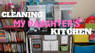 CLEANING MY DAUGHTERS KITCHEN// 3 YR OLD'S KITCHEN//MOMMY CARRINGTON