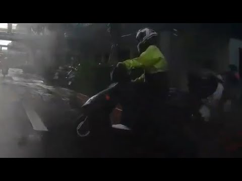 到底為什麼轉彎出來都不看（一定要開聲音）