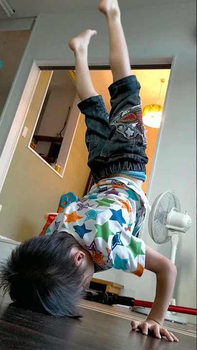 子供倒立自撮り