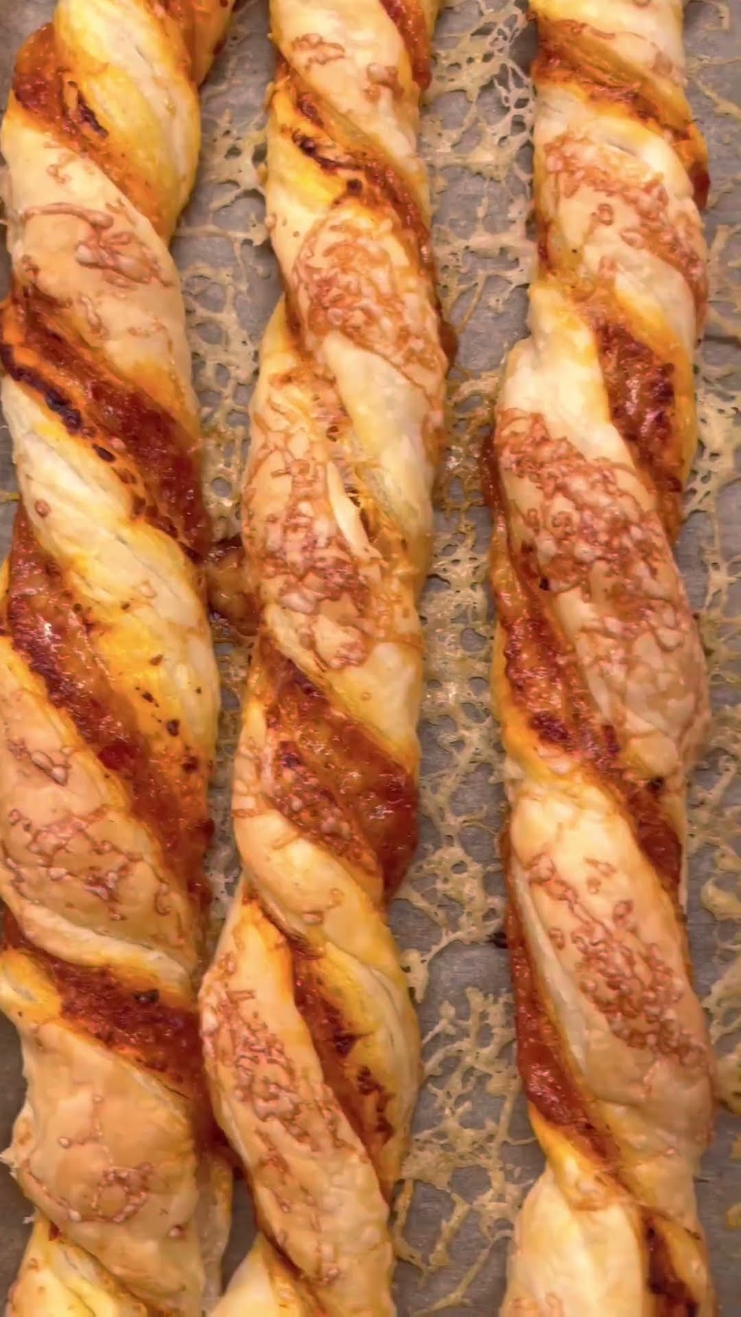 Lecker knusprige Ajvar-Blätterteig-Stangen mit unserem Alta Badia🧀 # ...