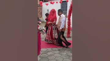 Chú dể xuất hiện vơi mặt đen và quần áo rách