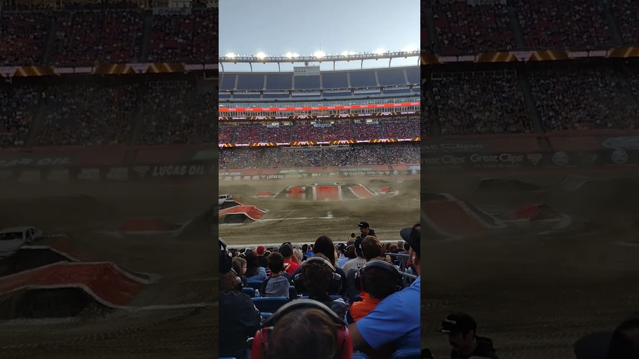 monster jam monster trucks racing the black pearl vs jester