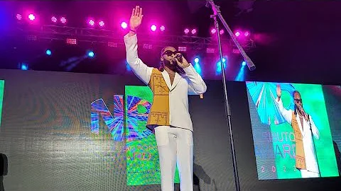 Flavour Performed LEVELS In Abuja, As He Made This Billionaires Dance So Crazy