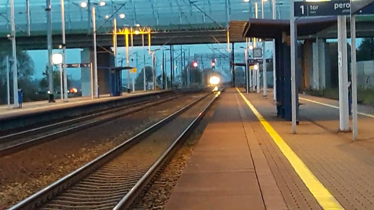 Przejazd lokomotywy DE6400PL-6498 przez stacje Wrocław Osobowice.