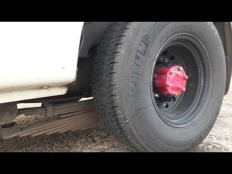 วีดีโอ: คุณจะใส่รถ 4 ล้อในรถบรรทุกโดยไม่มีทางลาดได้อย่างไร?
