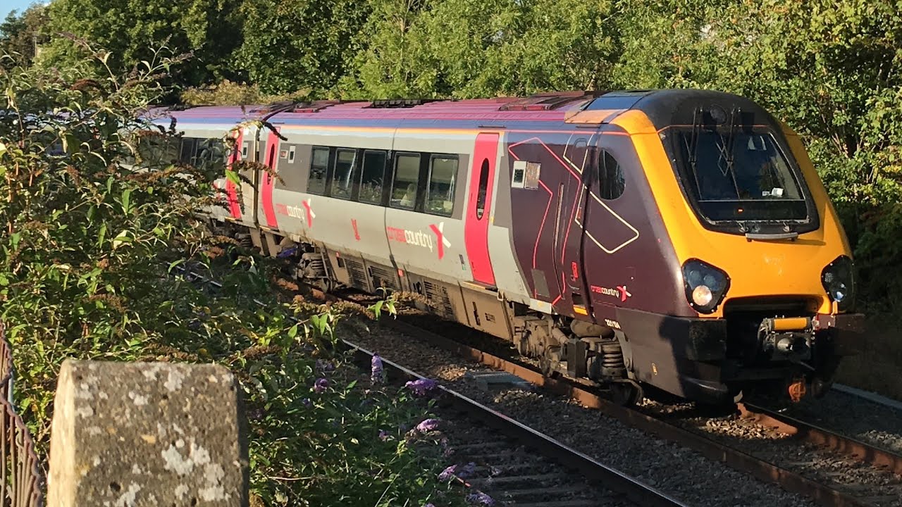 Class 221124 & 220030 passing through Lawrence Hill Station 