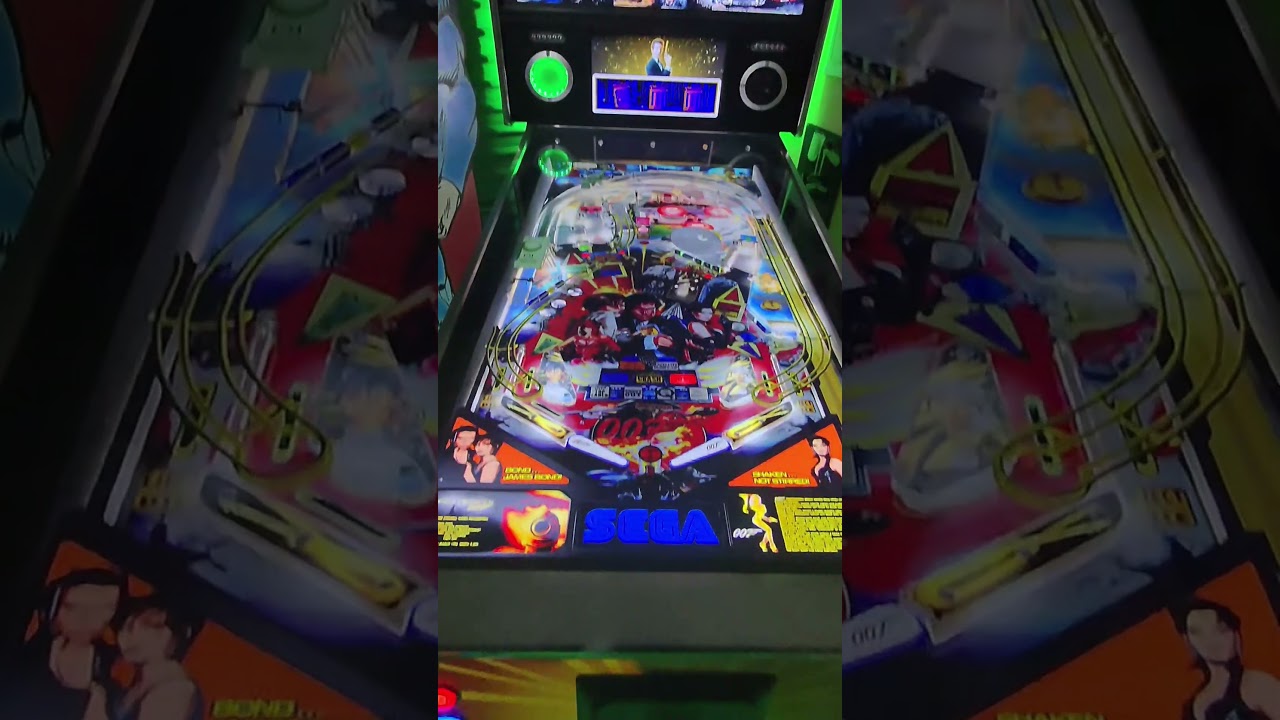 Играю в виртуальный пинбол «Goldeneye»...