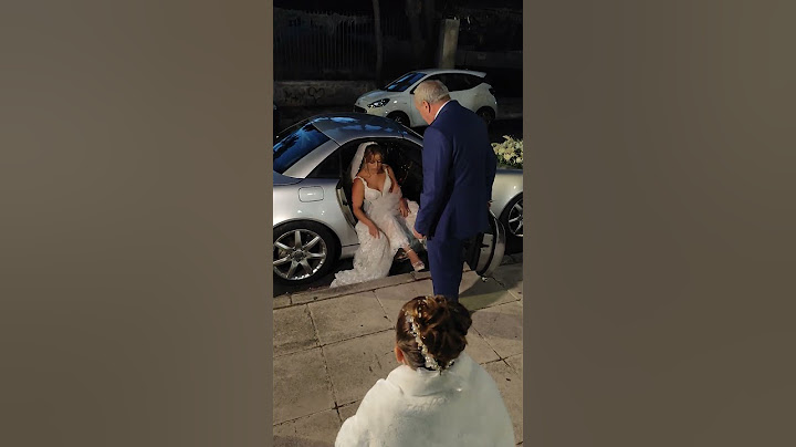 Η Αθηνά Κουρή μόλις φτάνει στην εκκλησία και ο φωτογράφος δίνει οδηγίες για μια υπέροχη λήψη.