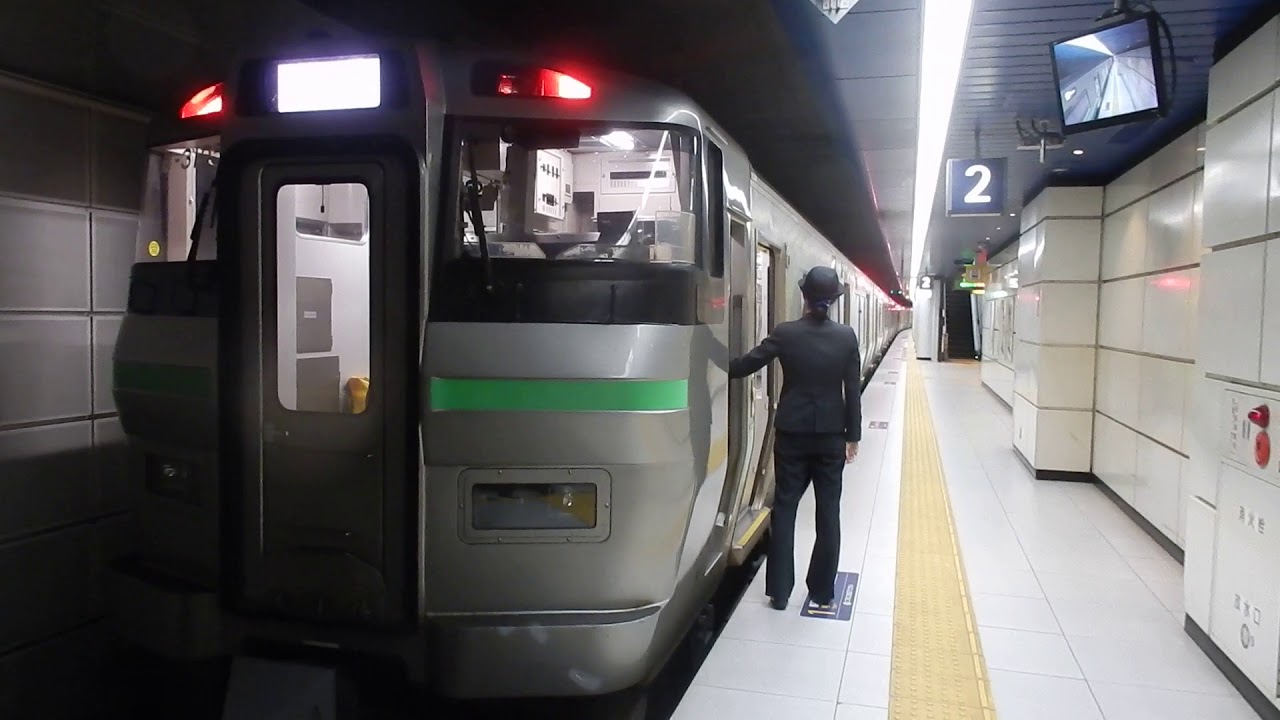 JR北海道 札幌行の普通列車に乗務する車掌さん - YouTube