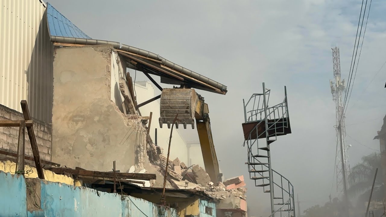 😭Premier jour de la démolition à Gombe elle n’a pas pu supporter ladouleur de voir cette destruction