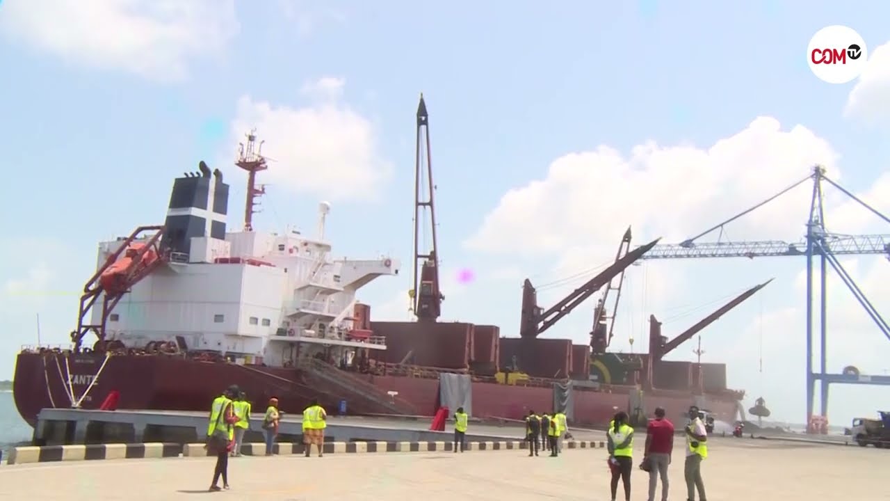 BANDARI YA MTWARA YANG'ARA USAFIRISHAJI WA SARUJI NA MAKAA YA MAWE.