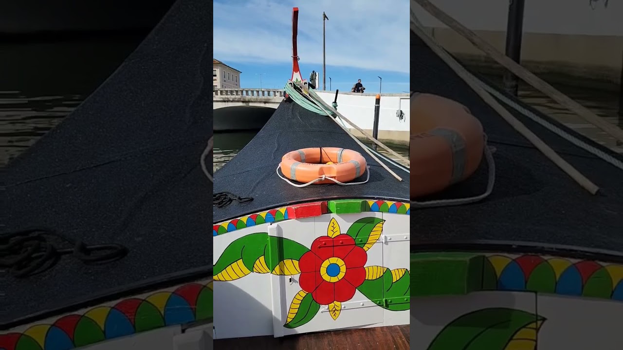 Passeio de moliceiro em Aveiro, Portugal. Ele passa por quatro canais da cidade com explicação.