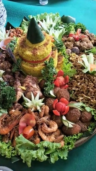 Acara Syukuran Wisuda, makan tumpeng mantap