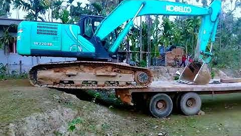excavator unloading from trailer // poclain unloading video